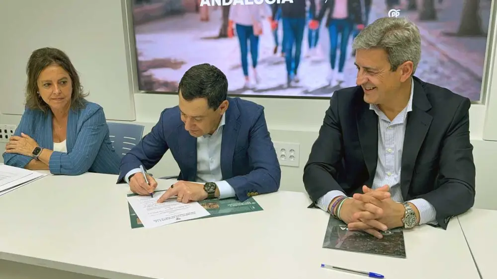 Juanma Moreno reafirma el apoyo del PP a los cazadores firmando la Agenda Andaluza por la Caza